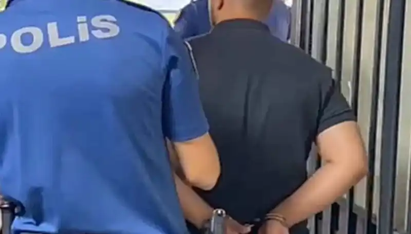 İzmir'de Polise Saldıran Şahıs, Adalete Teslim Edildi!