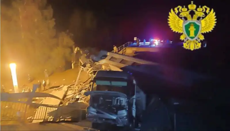 Rusya'da Trajik Kaza: Köprü Trenin Üzerine Çöktü, Ölü ve Yaralılar Var