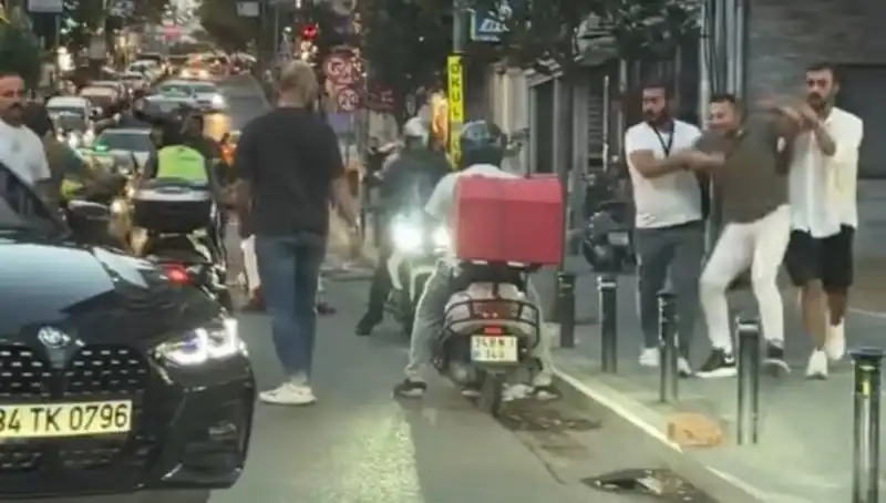 Nişantaşı'nda Yol Verme Kavgasında Kadınla Sopayla Saldırdı!