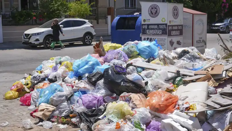 İzmir'de Çöp Yığınları Oluştu, Vatandaşlar İsyan Etti!