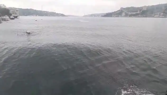 İstanbul Boğazı'nda Dalgalar Yükseliyor: Beklenmedik Hava Durumu