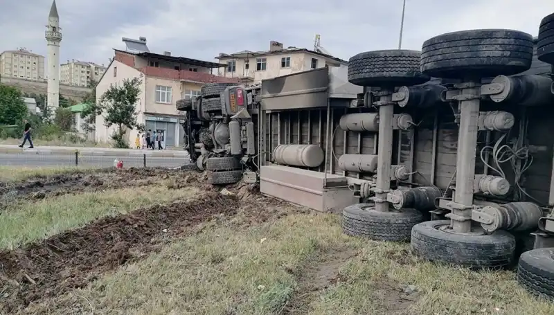 Erzurum'da Freni Boşalan TIR Dehşeti: Kazada Hayatını Kaybedenler Var