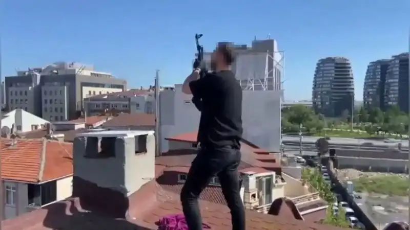 İstanbul'da Gizli Silah Operasyonu: Çatıda Ele Geçirilen AK-47'nin Detayları