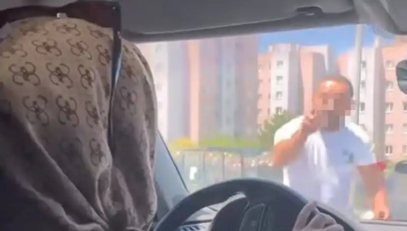 Trafikte Dehşet Anları: Aracın Camını Yumruklayarak Önünü Kesti!