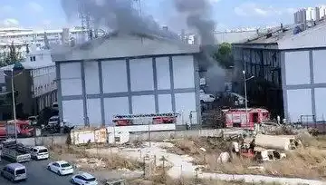 Başakşehir Sanayi Sitesi'nde Büyük Yangın: Canlı Yayın Sırasında Gelişmeler