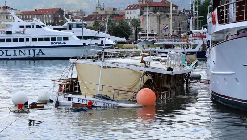Hırvatistan'da Şiddetli Yağış ve Fırtına Feribotu Battırdı: Dramatik Anlar Yaşandı