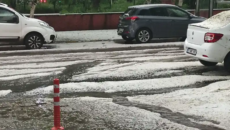 Ardahan'da Dolu Yağışı: Beyaz Düşler Şehrin Sokaklarını Sardı