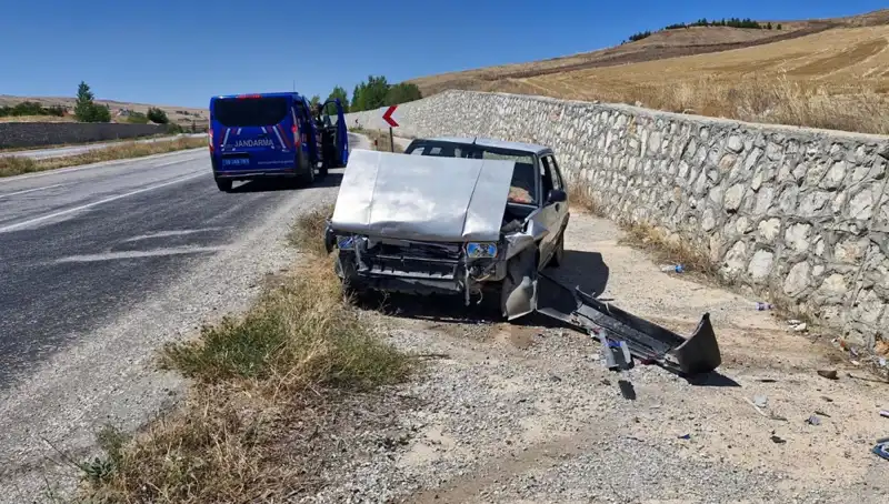Kontrolden Çıkan Otomobil Duvara Çarparak Kahramanlık Hikayesi Yazdı