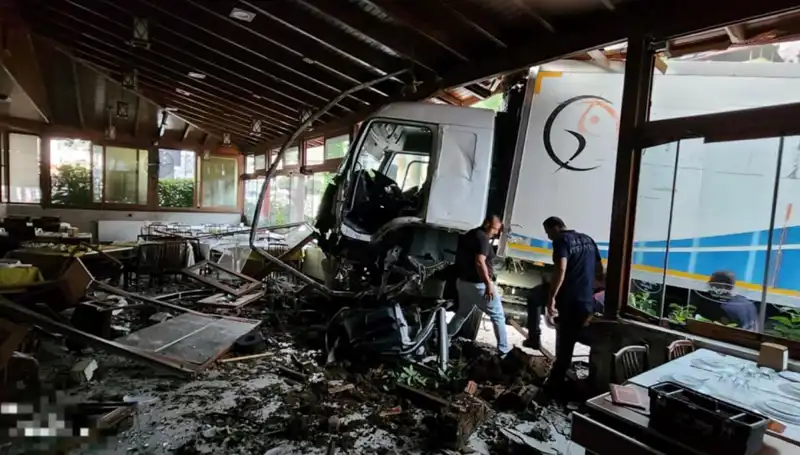 Freni Boşalan Kamyon, Yoğun Restoran Akşamında Tüyler Ürperten Kazaya Neden Oldu!