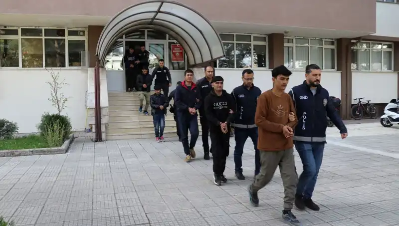 Düzensiz Göçmenlerin Tutuklandığı İki İl: Neler Oluyor?