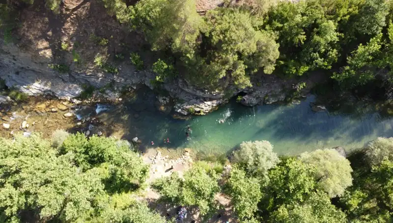 Adana’da Nem Kafaları Karıştırdı, Yaylacılar Doğal Sularla Relaks Oluyor