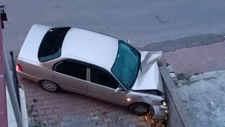 Kontrolü Kaybeden Araç Duvara Çarptı: Sıhhat Durumu Nedir?