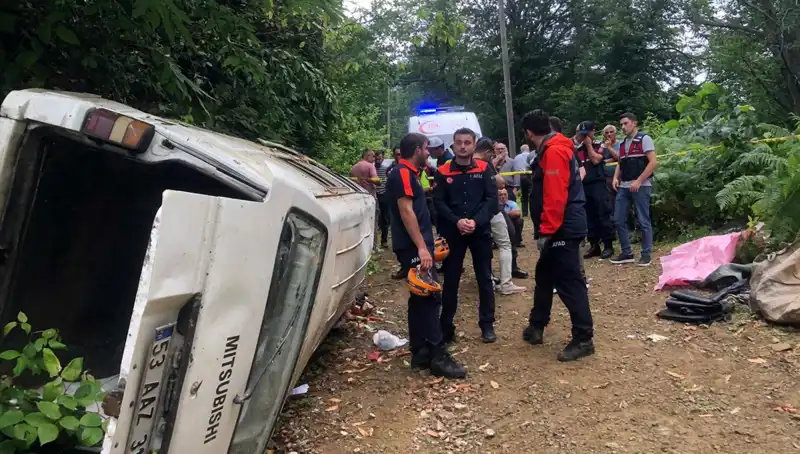 Rize'de Minibüs Kazası: Yamaçtan Yuvarlanan Araçta İki Kişi Hayatını Kaybetti
