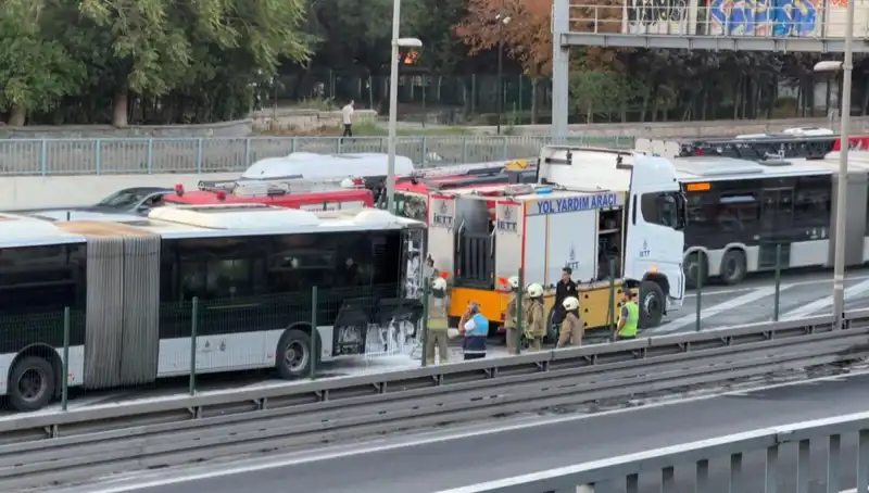 İstanbul Metrobüsü Köz Oldu, Trafik Felç Oldu!
