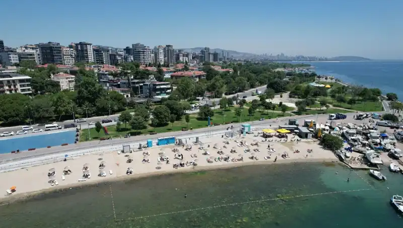 İstanbul'da Sıcak Hava: Caddebostan Sahili Kalabalıklaştı