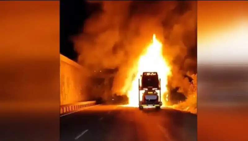 Otomobil Yüklü Tırda Korkunç Yangın: 8 Araç Kül Oldu!