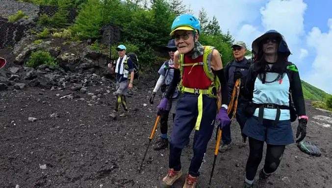 102 Yaşındaki Japon Dağcı, Fuji Dağı’nda Hayranlık Uyandıran Rekor Kırdı