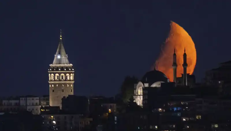 İstanbul'un Gece Gökyüzünde Yarım Ay Şöleni: Bir Doğa Harikası