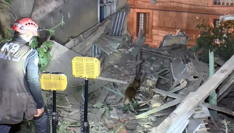 İstanbul’da Deprem Sonrası Hasar Gören Bina Çöktü: Dikkat Çeken Detaylar