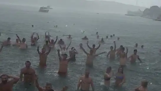 İstanbul Bebek'te Yağmura Rağmen Denize Girenlerle Dolu Pazar Sürprizi