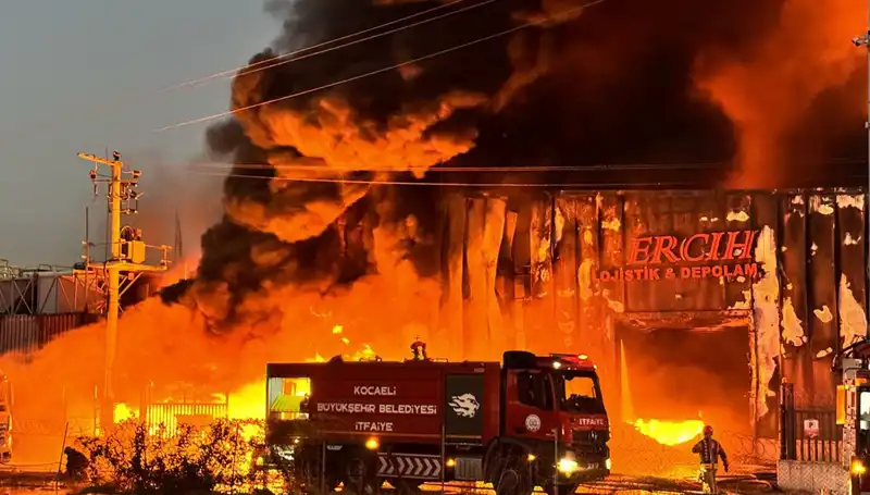 Kocaeli’deki Lojistik Deposunda Çıkan Yangın Korkuttu