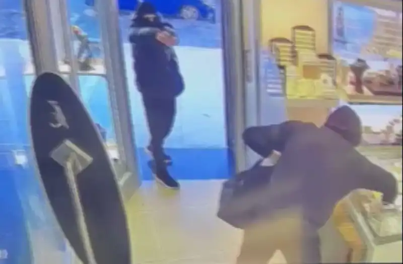 Ümraniye'de Korkunç Soygun Girişimi: Maskeli Saldırganlar Olay Yaratıyor!