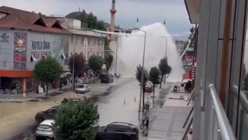 İçme Suyu Hattındaki Patlama Şehri Alarm durumuna Geçirdi