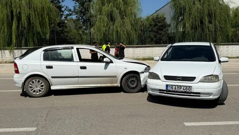 İki Otomobil Çarpıştı: Feci Kazada İki Kişi Yaralandı