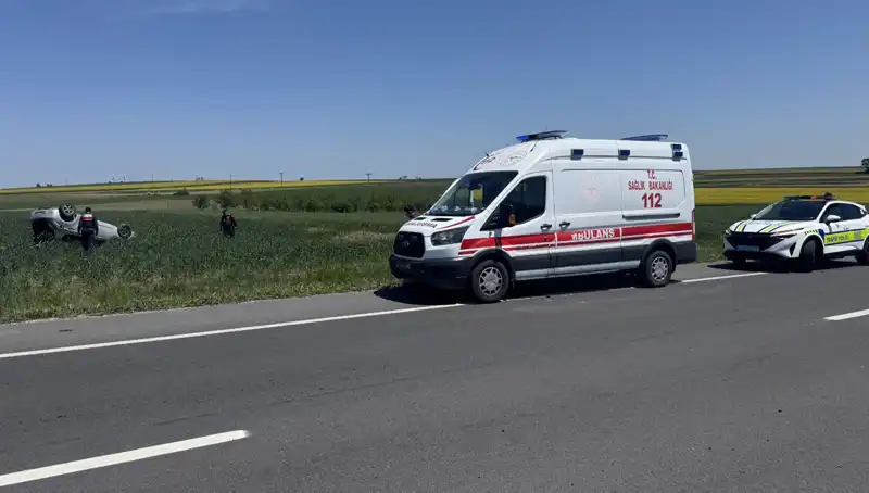 Edirne'de Devrilen Araçta Sürücü ve Eşi Yaralandı: Kaza Anı Anbean