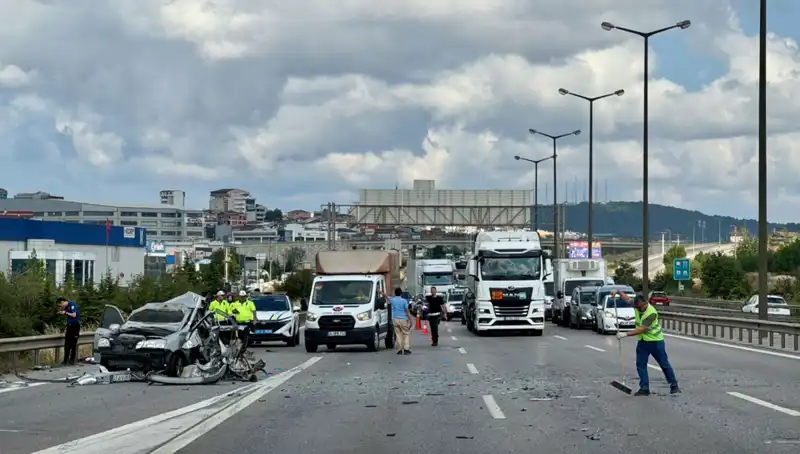 Otoyolda Feci Kaza! Üç Kişi Araçta Sıkıştı, Trafik Durma Noktasına Geldi