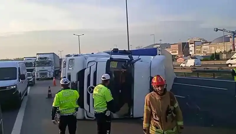 Pendik TEM Otoyolu'nda Devrilen TIR Trafiği Felç Etti: İstanbul Yönü Kilitlendi!