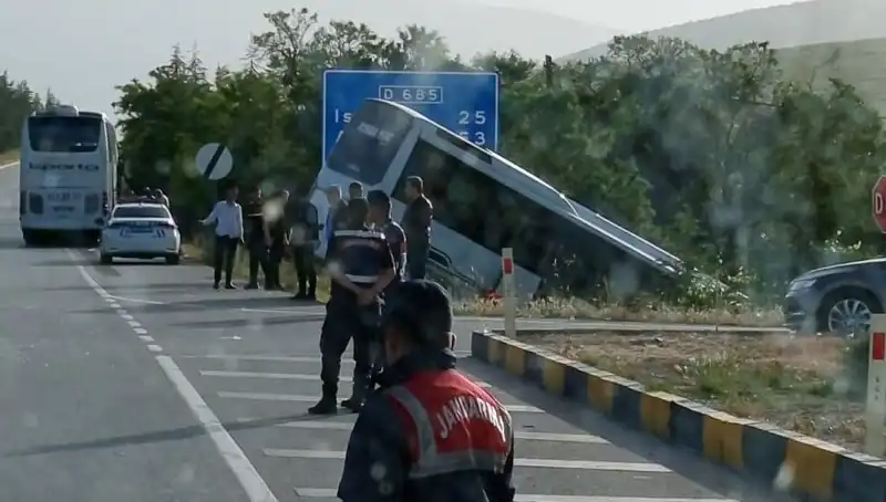 Isparta'da Feci Kaza: Tur Otobüsü ve Yolcu Otobüsü Çarpıştı, Yaralılar Var!