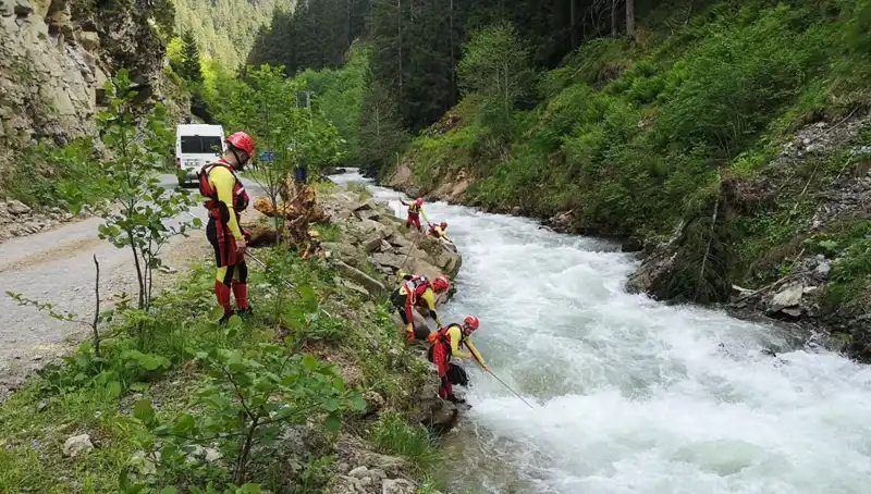 Trabzon'da Dereye Düşen Çocuk İçin Arama Çalışmaları Devam Ediyor