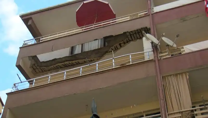 Güngören'de Dehşet Anları: Beş Katlı Binanın Balkonu Çöktü