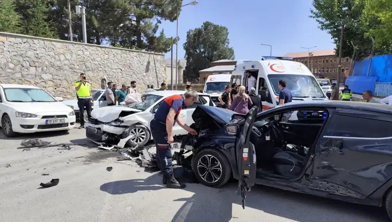 Bitlis'te Feci Kaza: Otomobiller Çarpıştı, 10 Yaralı