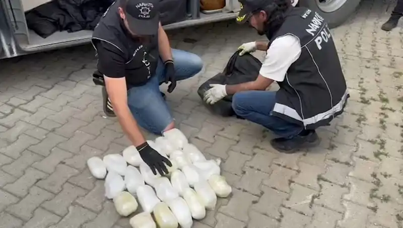 Yolcunun Valizinden Çıkan 13 Kilo Metamfetamin Olayı Şok Etti!