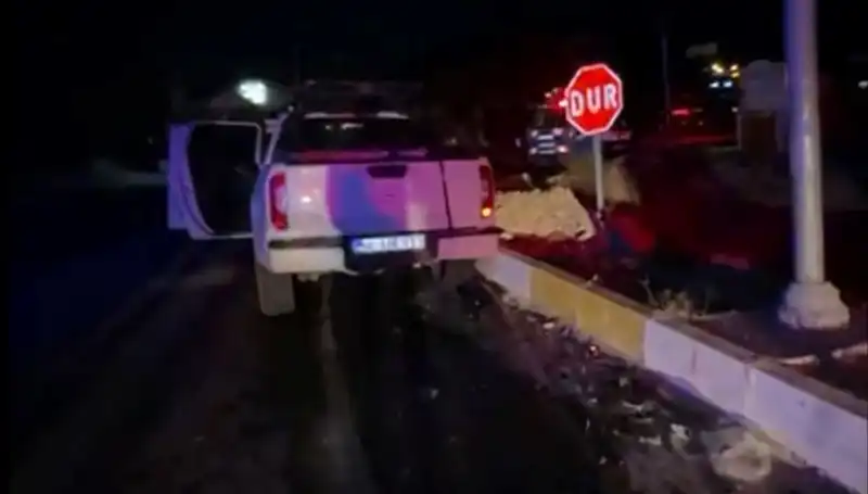 İzmir'de Büyük Kaza: Kamyonet ile Ticari Araç Çarpıştı, 7 Yaralı