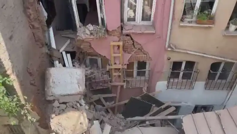 İstanbul’da Üç Katlı Bina Balkonunun Çökmesi: Şok Edici Görüntüler Ortaya Çıktı!