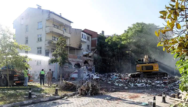 Sındırgı'da Sarsıntılar Devam Ediyor: 4.0, 3.6 ve 3.9 Büyüklüğündeki Artçılar Kendini Gösterdi