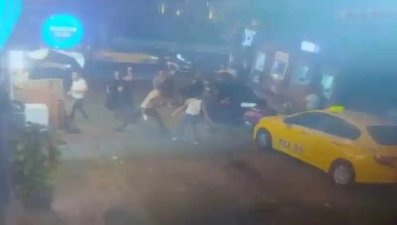 Beyoğlu'nda Laf Atma Kavgası: Silahlar Çekildi, Kan Aktı!